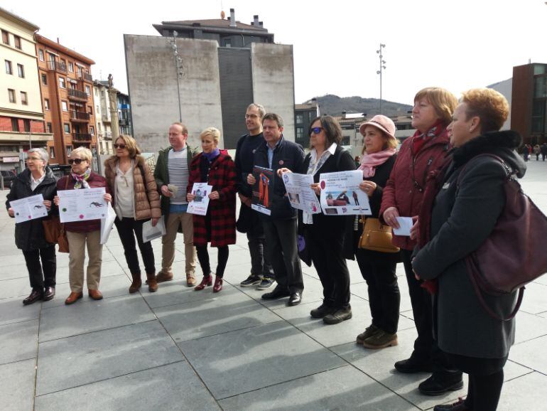 Responsables de la asociaciones de mujeres y del Ayuntamiento de Irun en la presentación de las actividades del Día de la Mujer. 