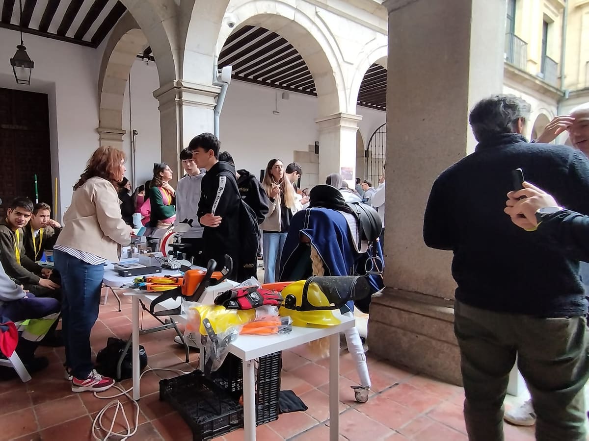 Multitud de estudiantes acuden a la II Feria de Formación Profesional