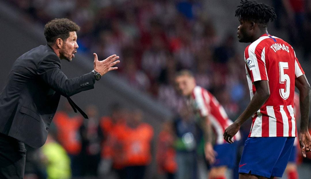 Diego Simeone y Thomas Partey, durante un partido del Atlético.