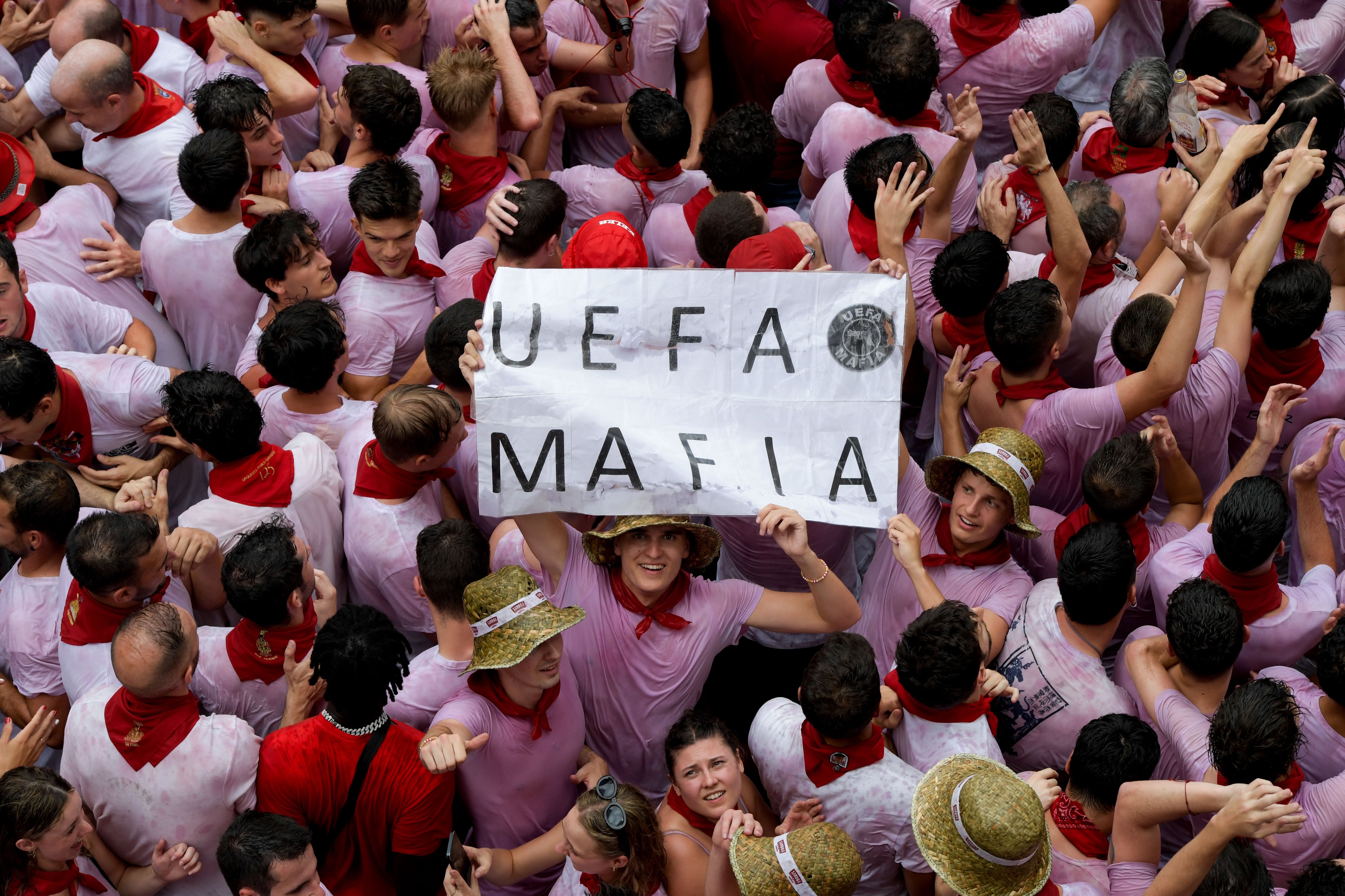 Una de las pancartas que se han podido leer en este Chupinazo de 2023 es esta que pone &quot;UEFA mafia&quot;