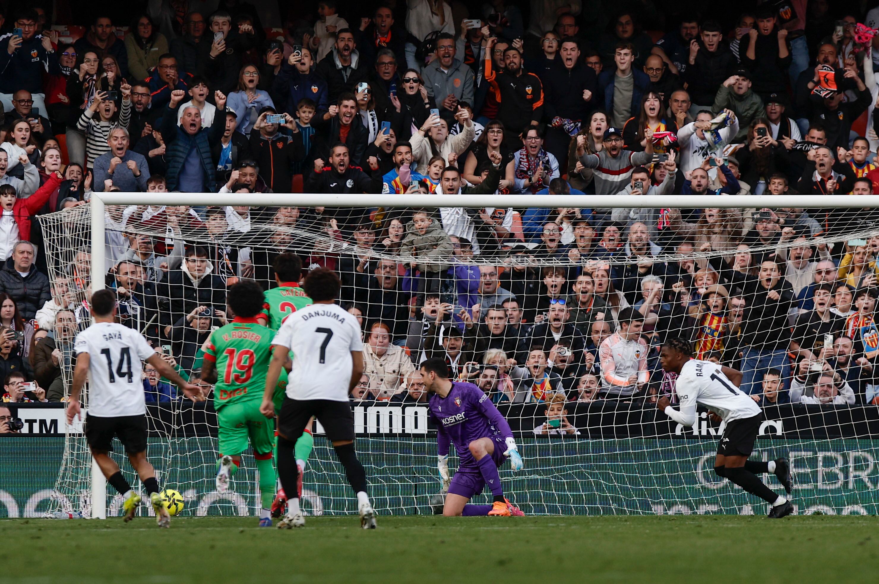 Ramazani marca el gol de penalti contra Osasuna para la victoria del Valencia