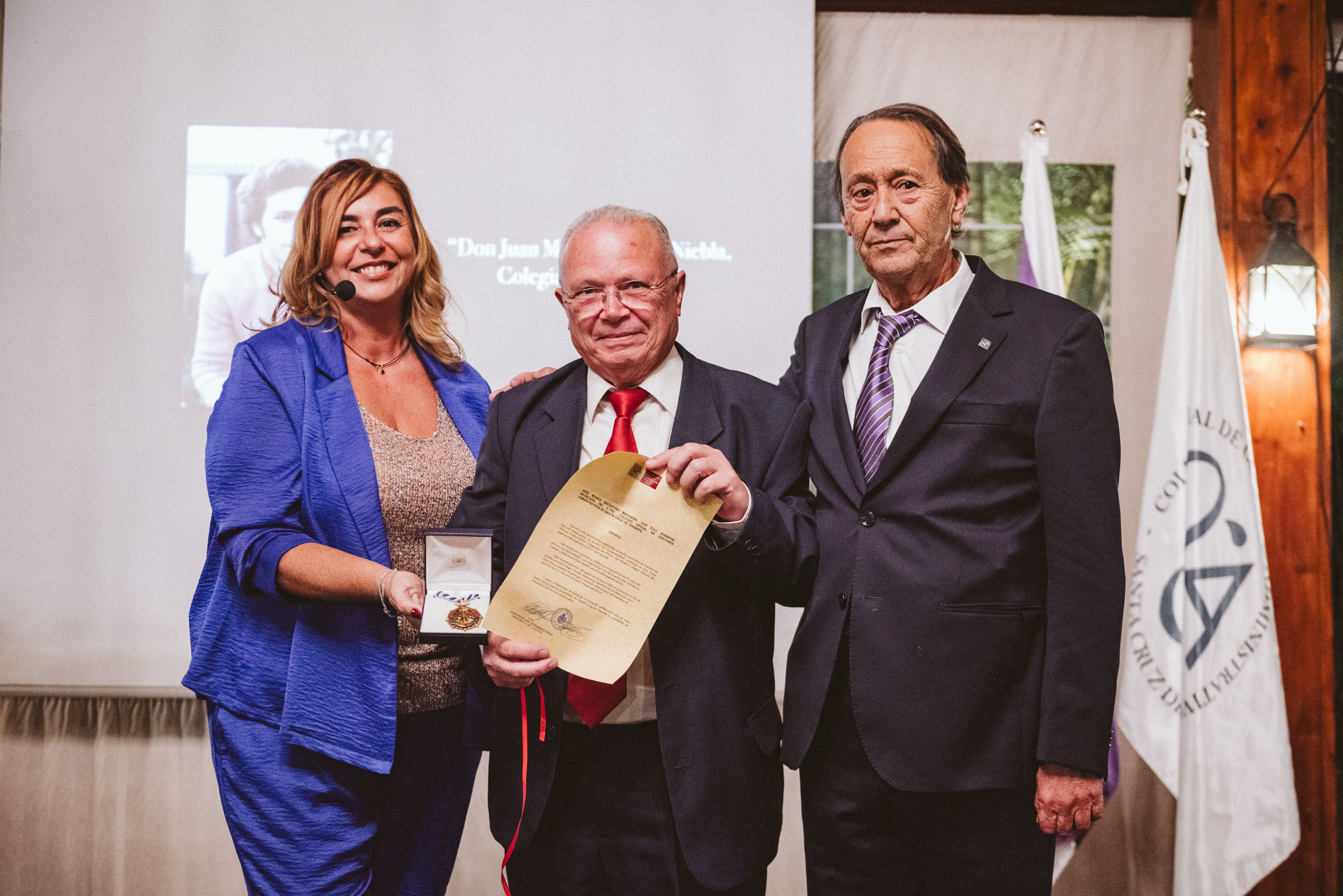 José Abelardo Monje recibe el galardón a manos de la presidenta de la institución Estefanía Hernández