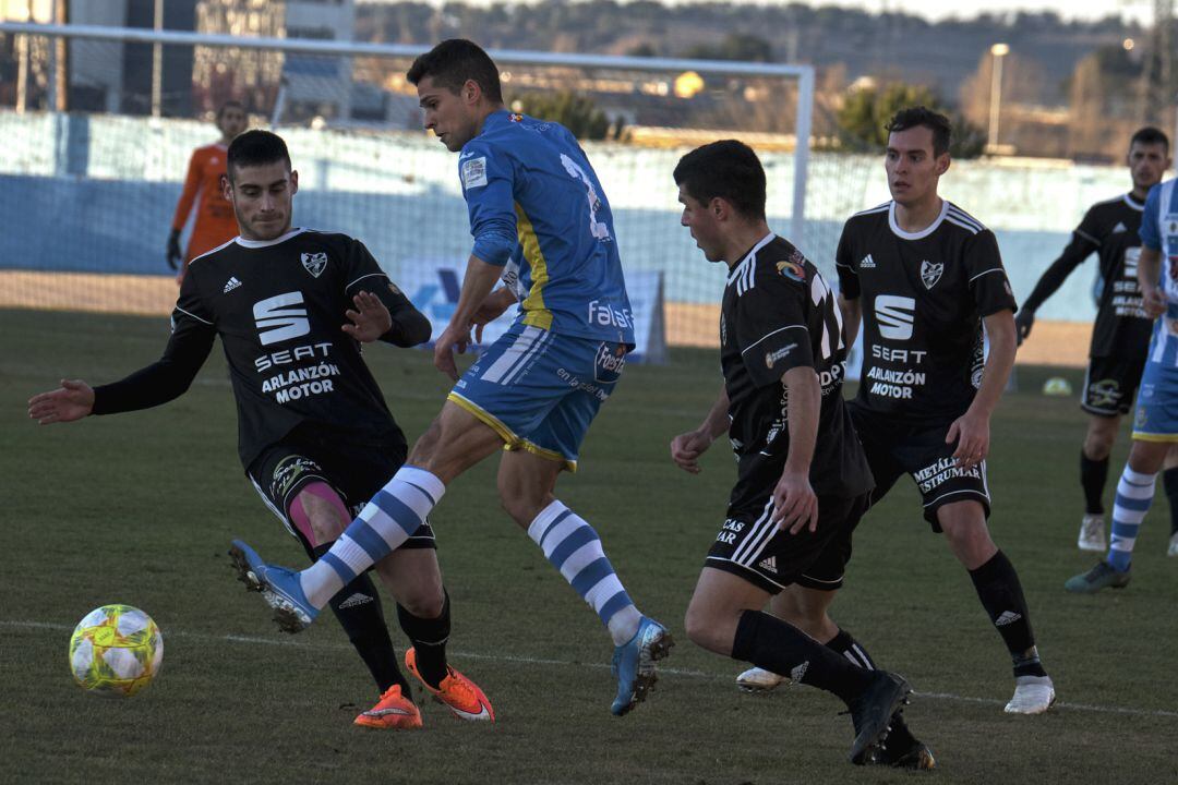 Marcos Barbero, con la camiseta de la Arandina en el último derbi ante el Bupolsa, ya vistió la elástica burgalesa en su etapa capitalina.