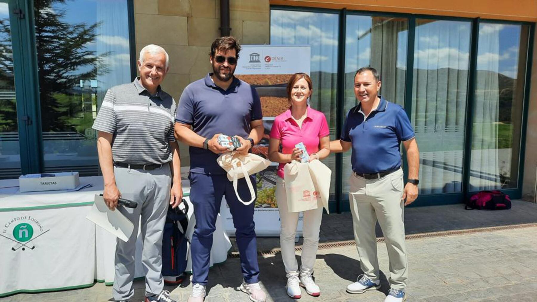 Carlos García, del Club de Golf La Sella, con los ganadores del torneo celebrado en Logroño.