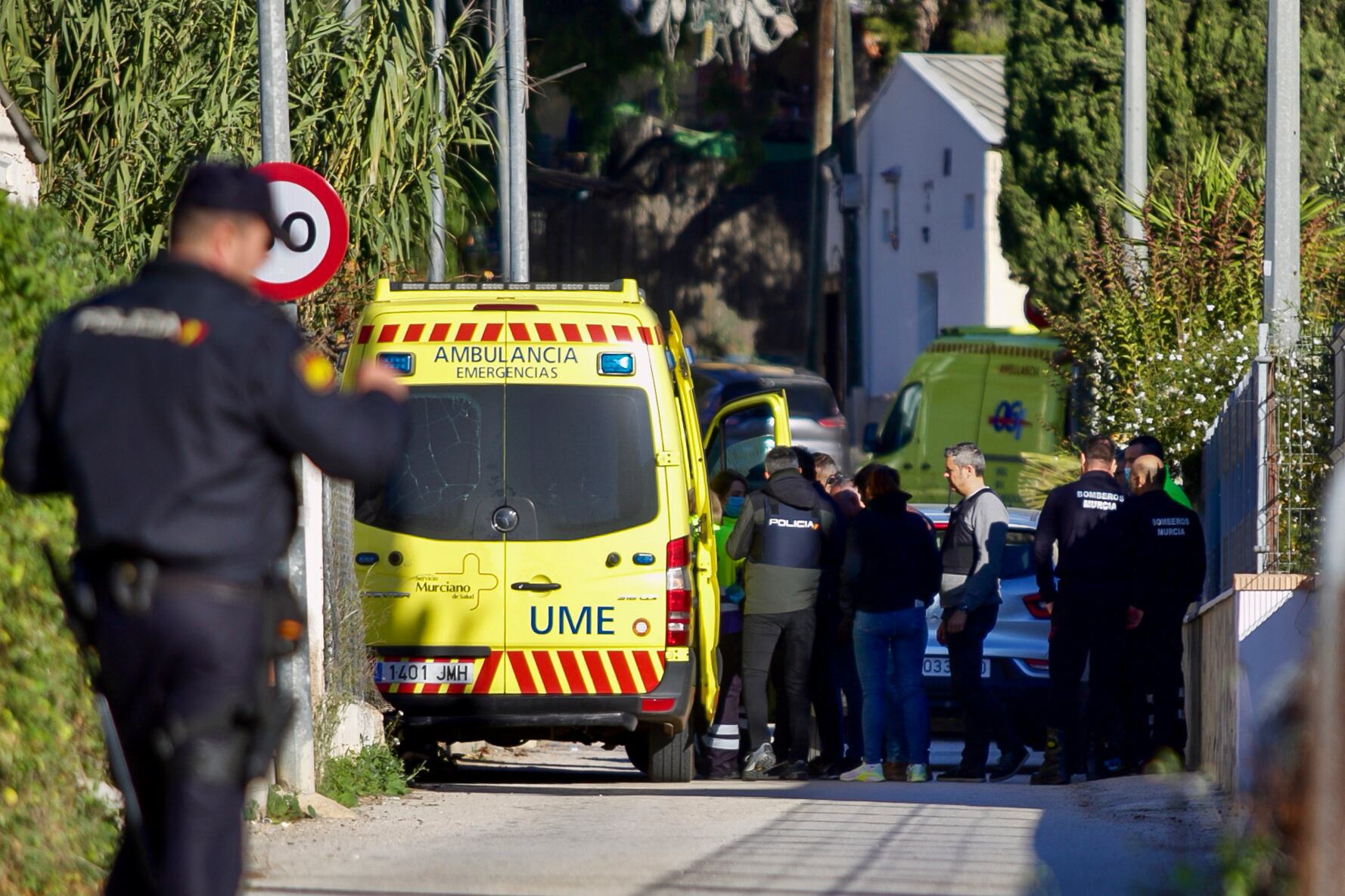 MURCIA, 24/12/2022.- Efectivos del Grupo Especial de Operaciones (GEO) de la Policía Nacional llegados desde Madrid intervienen en un dispositivo desplegado en la pedanía murciana de Cañada Hermosa, donde un hombre se ha atrincherado en una casa. EFE/Juan Carlos Caval