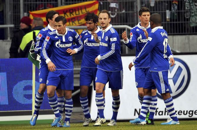 El delantero español del FC Schalke 04, Raúl Gonzalez Blanco, celebra su gol contra el Hanover 96 con sus compañeros durante su partido de la Bundesliga alemana jugado en el AWD Arena de Hanover