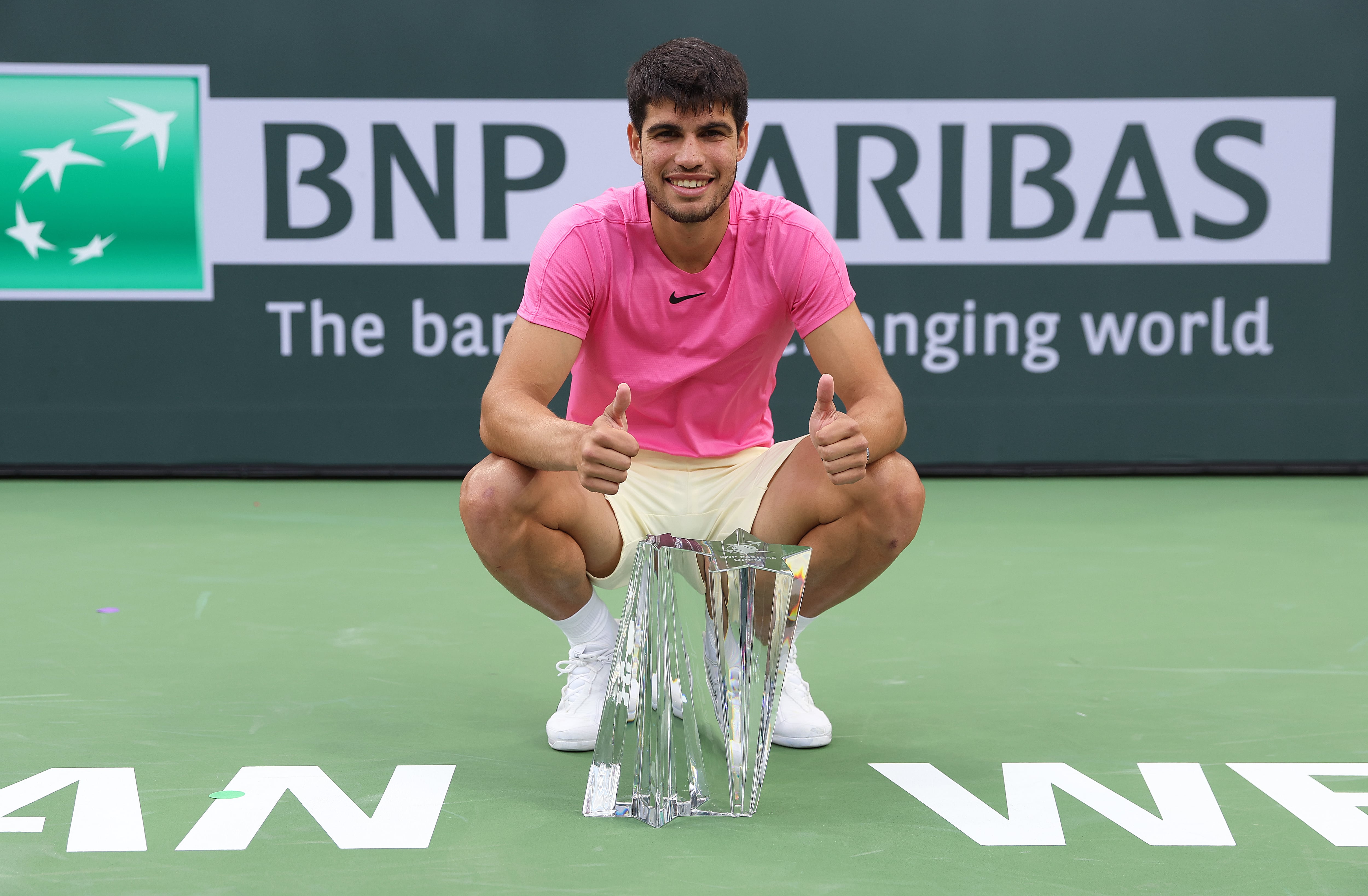 Alcaraz, con el trofeo de Indian Wells tras imponerse en la final.