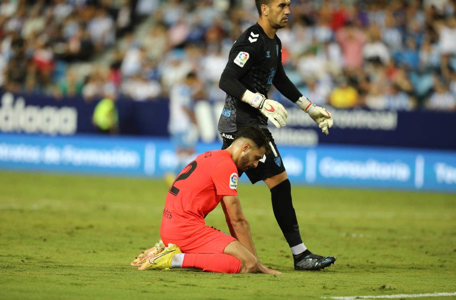 Sinan Bakis, lamentant-se d&#039;una ocasió de gol errada davant Manolo Reina.