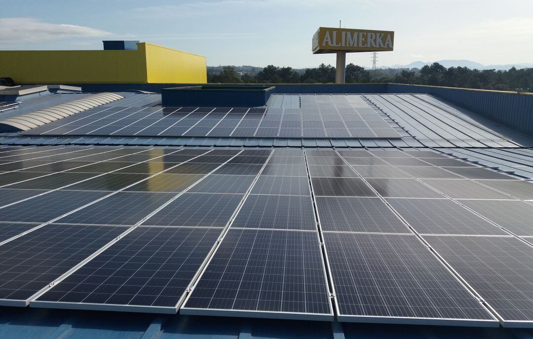 Alimerka pone en marcha la mayor instalación fotovoltaica de Asturias en su centro logístico de Lugo de Llanera.