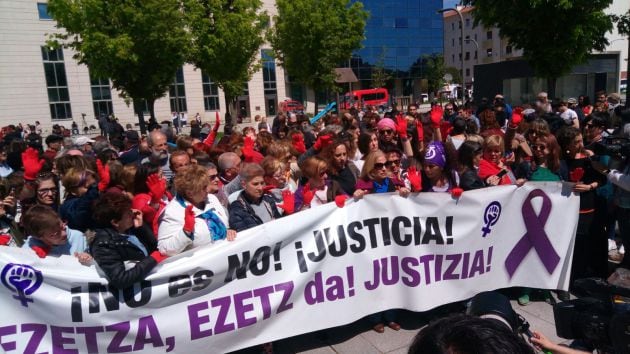 Manifestación frente a las puertas del Palacio de Justicia