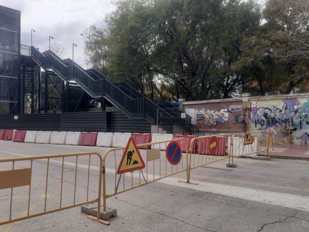 Pasarela y paso a nivel en Santiago el Mayor