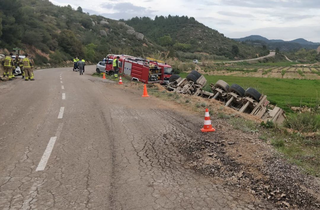 Imatge cedida pel Servei Català de Trànsit d'un camió bolcat a Vinaixa, en un accident que causava la mort del conductor, el 7 d'abril del 2020