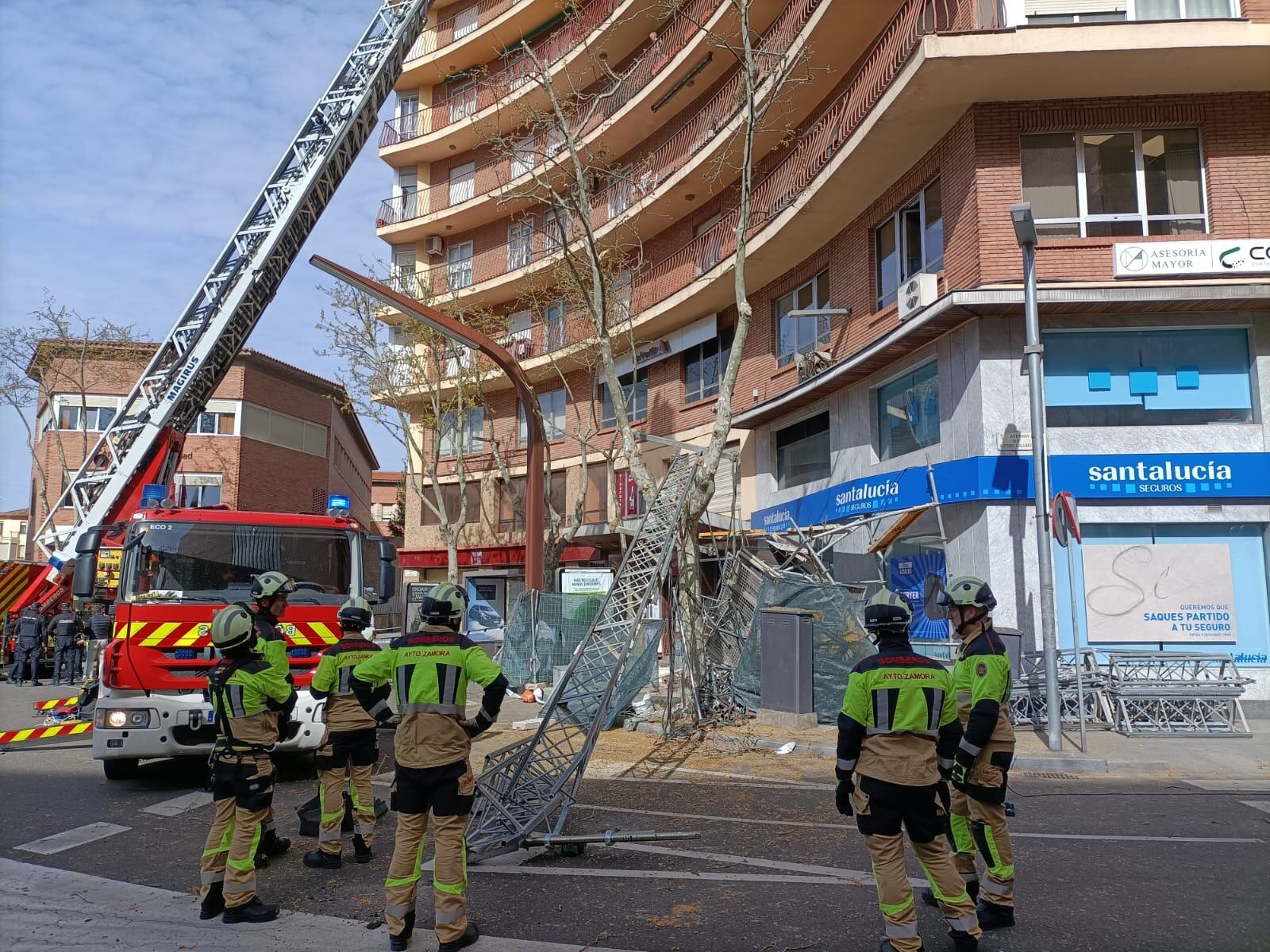 Los bomberos observan la zona en la que ha tenido lugar el siniestro