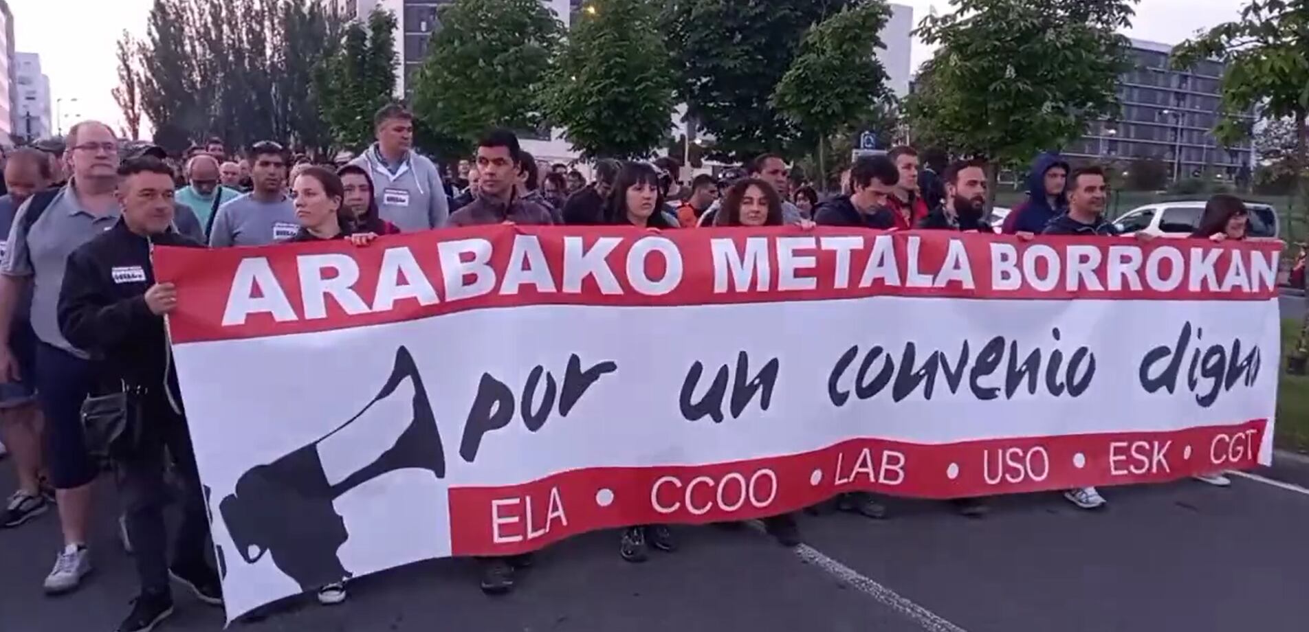 Manifestación por las calles de Vitoria durante la jornada de huelga