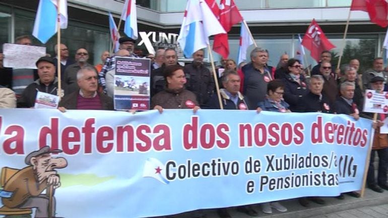 Jubilados y pensionistas se concentran delante del edificio de la Xunta en Vigo