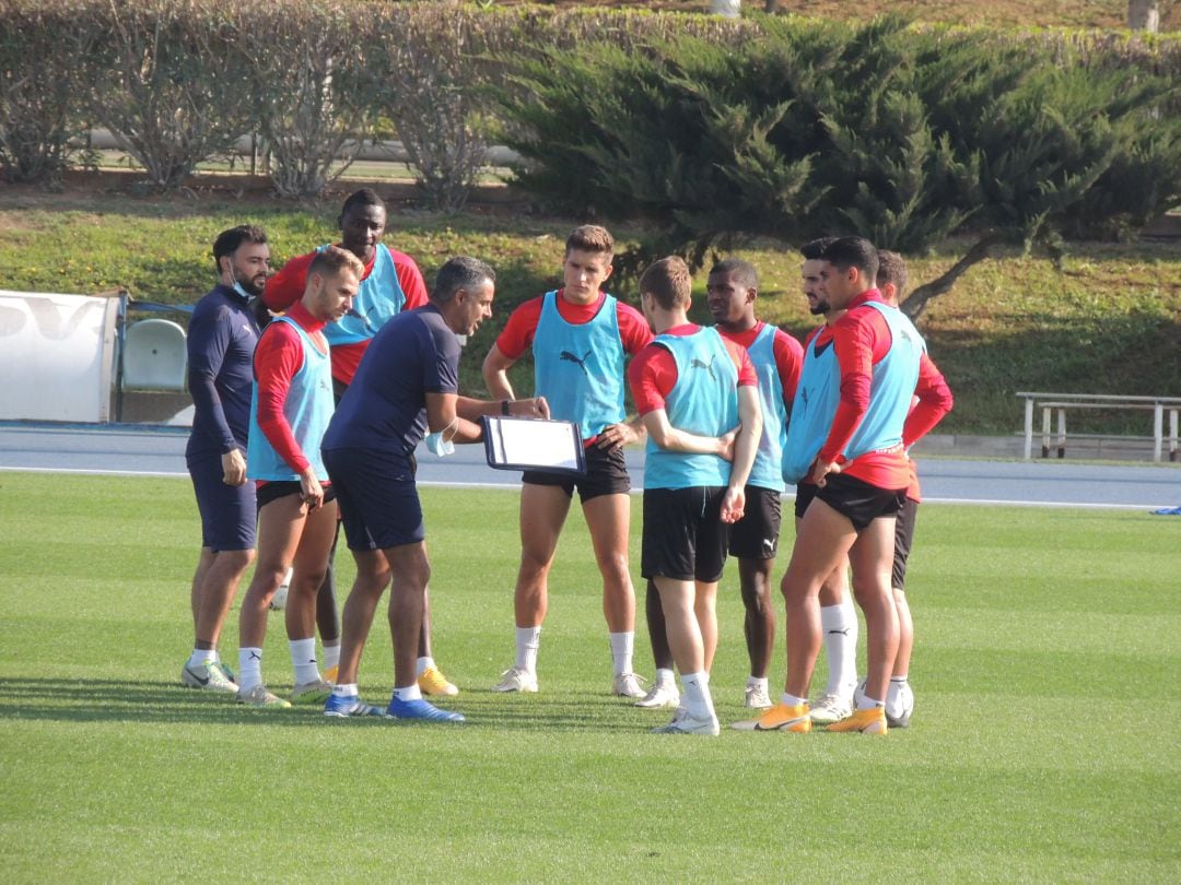 José Gomes hablando con los jugadores en el Anexo.
