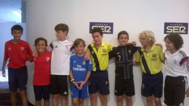 Varios niños que participan en el torneo posan después de hablar en 'El Larguero'