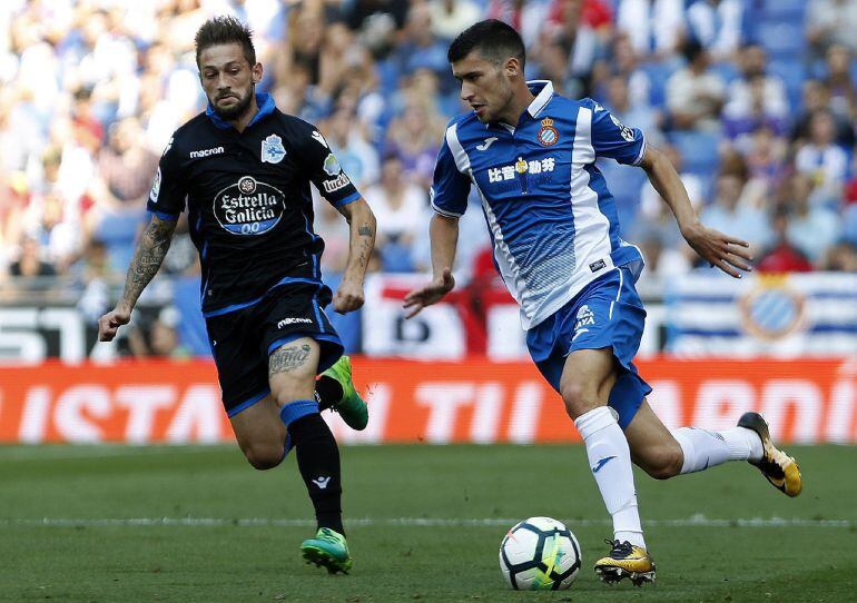 El defensa del Espanyol Aarón Martín disputa un balón con el centrocampista del Deportivo Fede Cartabia.