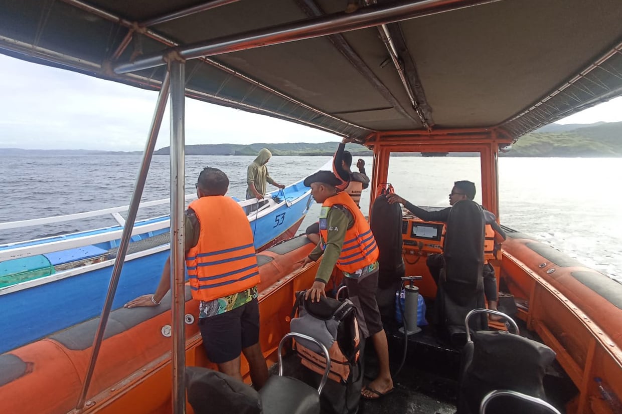 Fotografía cedida por el Equipo de Búsqueda y Rescate de Indonesia (SAR) donde se observa a sus integrantes realizando un trabajo de búsqueda este domingo, en Labuan Bajo (Indonesia). Los equipos de rescate de Indonesia ampliaron el área de búsqueda de un español y tres de sus hijos, desaparecidos desde el viernes tras el naufragio de una embarcación en aguas de la isla de Padar, al este de Bali. EFE/ Equipo de Búsqueda y Rescate de Indonesia