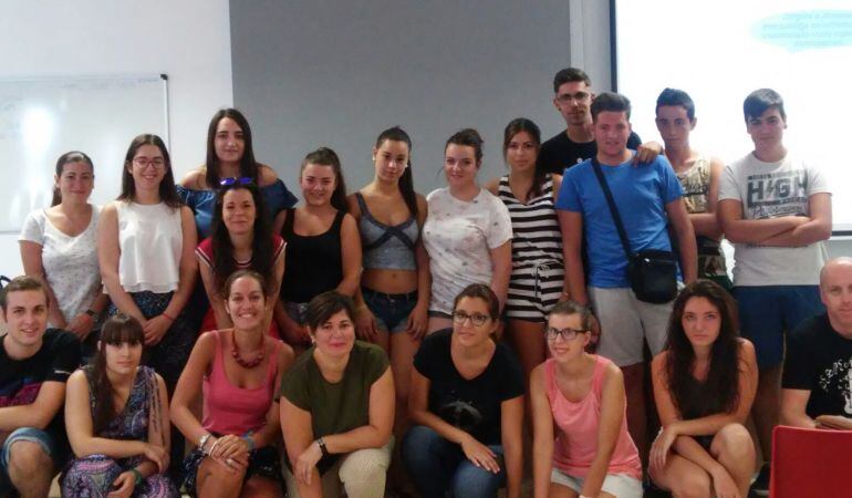 Foto de familia con los jóvenes participantes