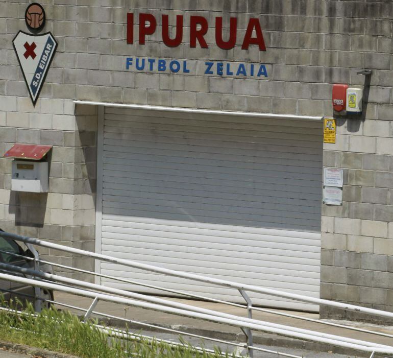 GRA273. EIBAR (GUIPUZCOA), 05/06/2015.- El presidente de la S.D Eibar, Alex Aranzabal, abandona el estadio de Ipurúa tras ofrecer una conferencia de prensa después de conocerse que el Juez de Disciplina Social de la Liga de Fútbol Profesional (LFP) ha acordado imponer al Elche CF la sanción de descenso de categoría por "el mantenimiento de deudas por parte de dicha entidad con la Agencia Estatal de la Administración Tributaria (AEAT)", lo que puede suponer que el club armero permanezca en primera. EFE/Juan Herrero.