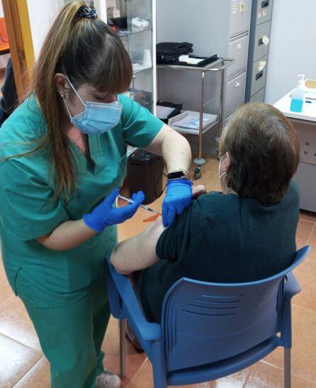 Otra de las usuarias del centro de salud de Puente recibe también la dosis