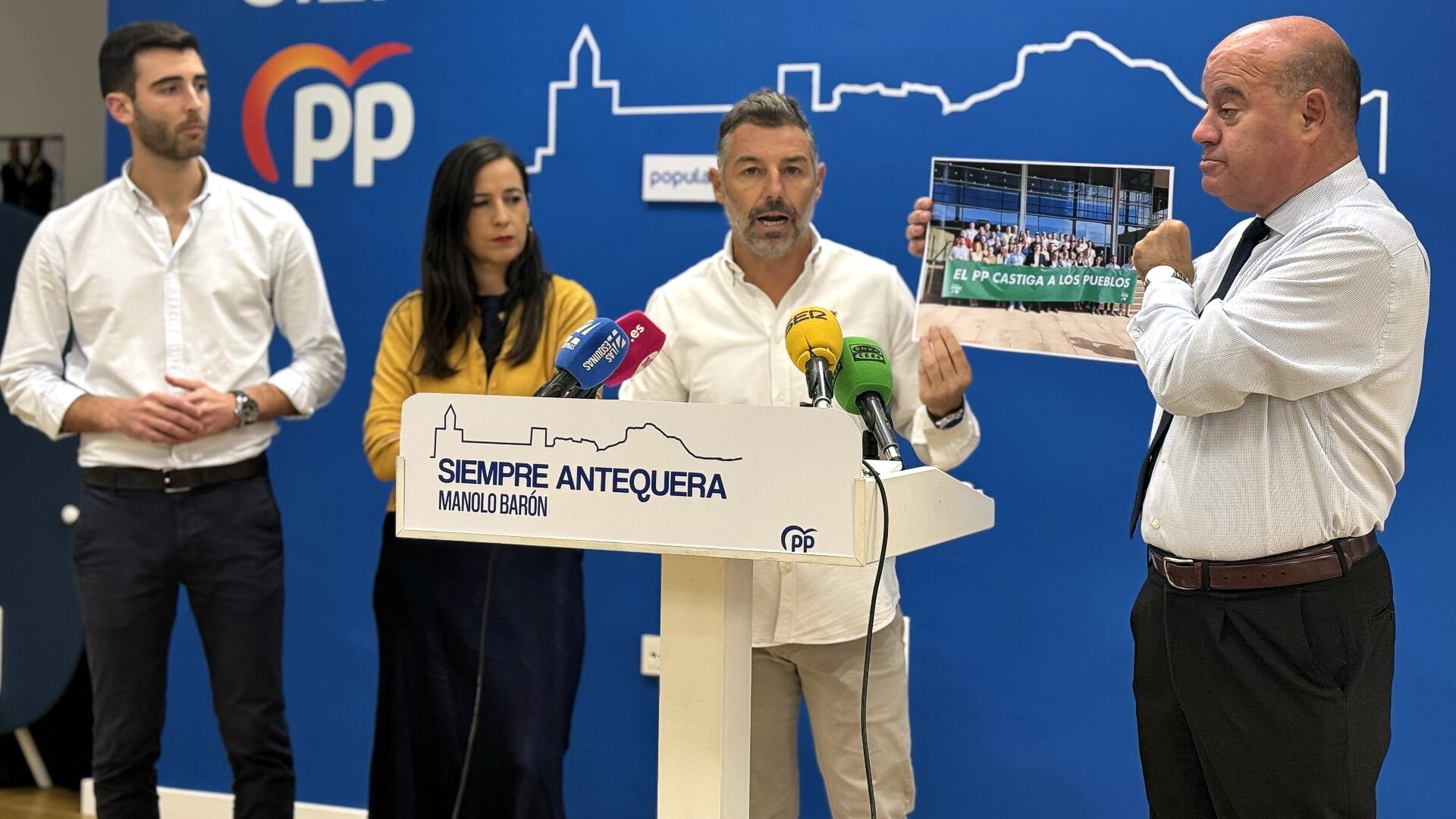 Rueda de prensa de Manuel Barón junto a Juan Rosas, Ana Cebrián y José Manuel Fernández (PP Antequera)