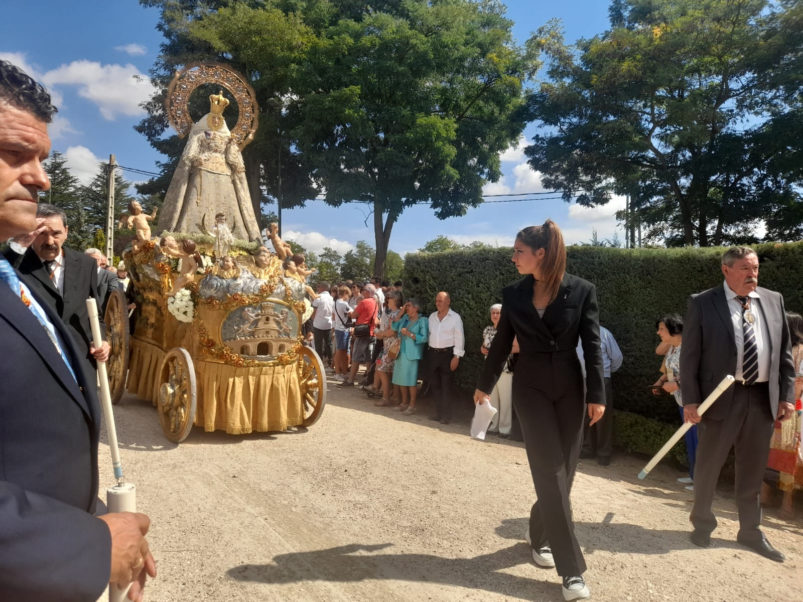 Sylvia Tobes quía de la carroza de la Virgen de las Viñas en las fiestas de Aranda 2023