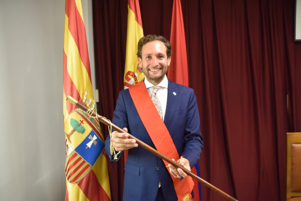 Isaac Claver, alcalde de Monzón, con el bastón de mando