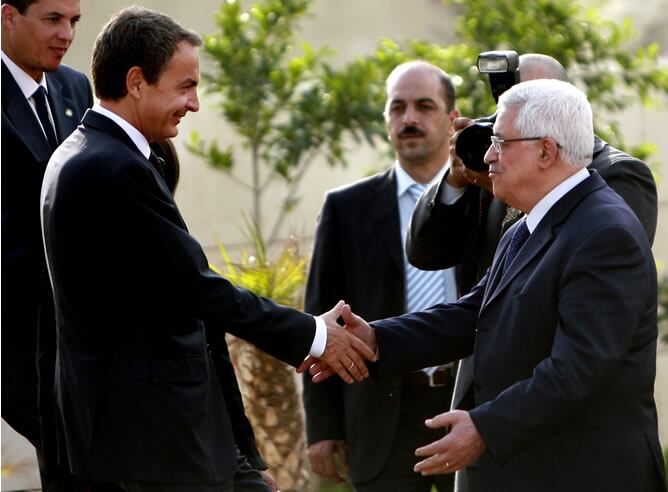 El presidente español, José Luis Rodríguez Zapatero, saluda el líder de la Autoridad Nacional Palestinas, Mahmud Abás, en Ramala (Cisjordania)