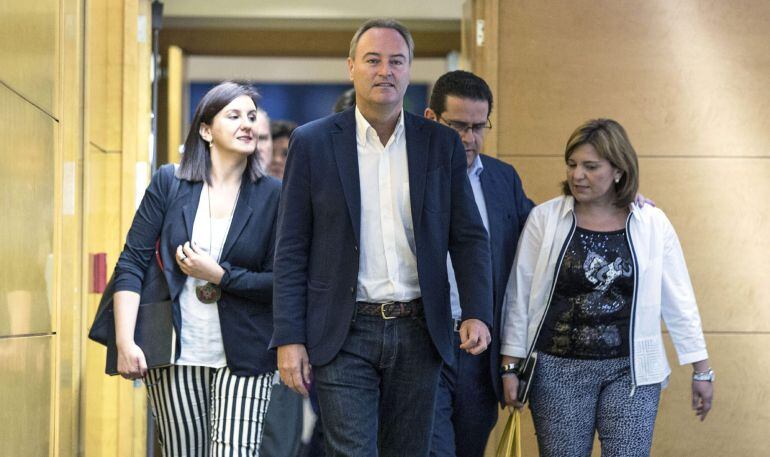 GRA205. VALENCIA, 16/06/2015.- El portavoz del grupo parlamentario popular de Les Corts, Alberto Fabran (c), acompañado por los diputados María José Catalá, Jorge Bellver e Isabel Bonig (izqda a dcha), se dirigen a la rueda de prensa que han ofrecido tras la reunión del grupo para decidir su actuación ante la próxima investidura del nuevo presidente de la Generlaitat. EFE/Manuel Bruque