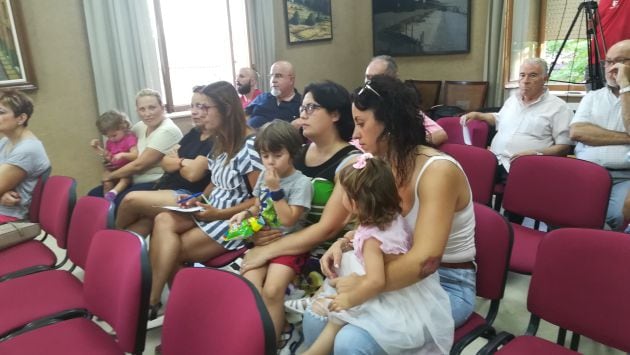 Padres representantes de la Escuela Santa Infancia en la sesión plenaria de Elda