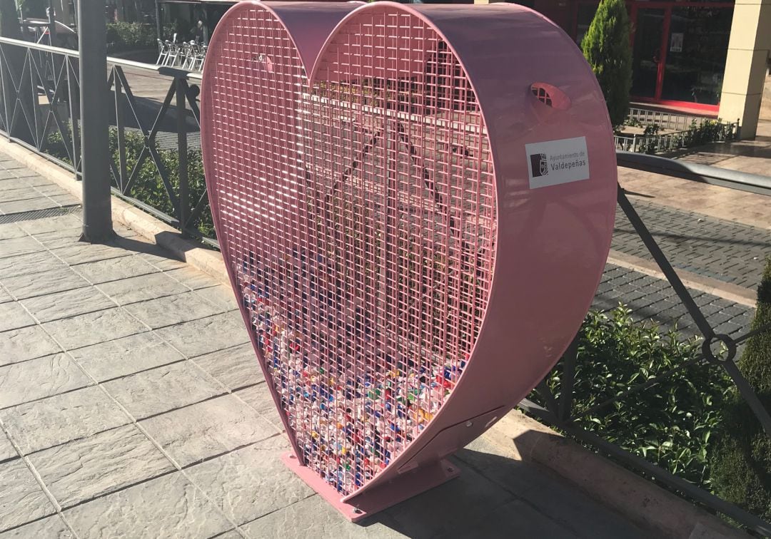 Uno de los corazones solidarios, que se pueden ver en las calles de Valdepeñas (Ciudad Real) 