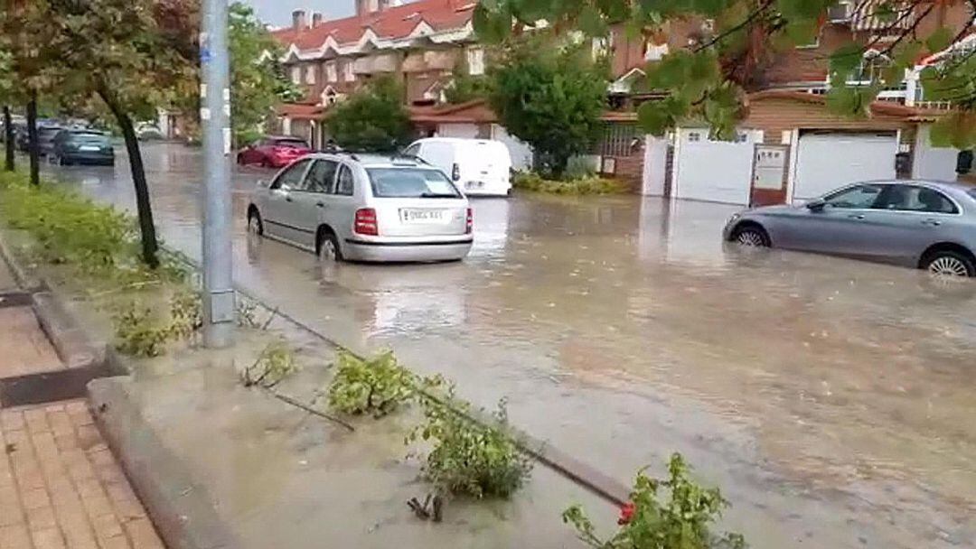 Captura de video de la fuerte tormenta, acompañada de granizo que ha caído en Arganda del Rey, que ha provocado inundaciones en las calles