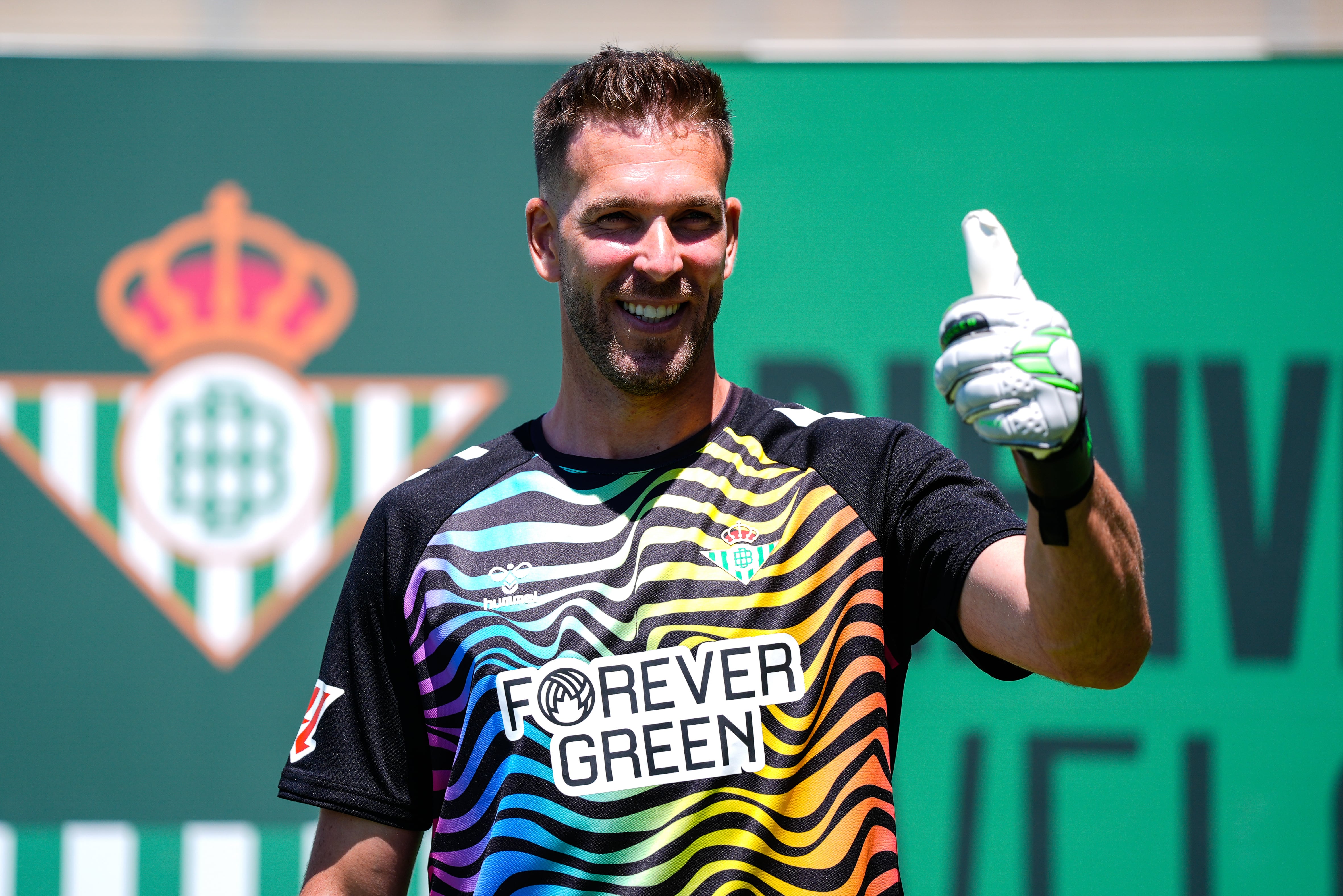 Adrián San Miguel, tras su regreso al Betis: "Voy a echar de menos que me llamen 'Eydrian', pero poder jugar un derbi sevillano es muy especial"