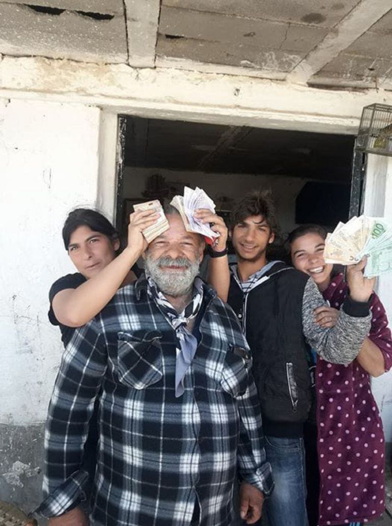 El &quot;Canuto&quot; de Marchal se muestra junto a su familia con billetes de hasta 500€.