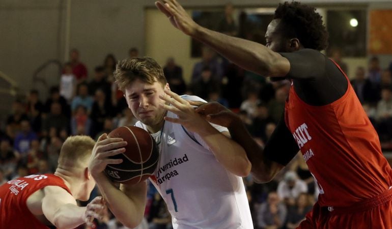 El jugador del Real Madrid Luka Doncic (i), entra a canasta durante el partido de la Liga Endesa contra el Montakit Fuenlabrada.