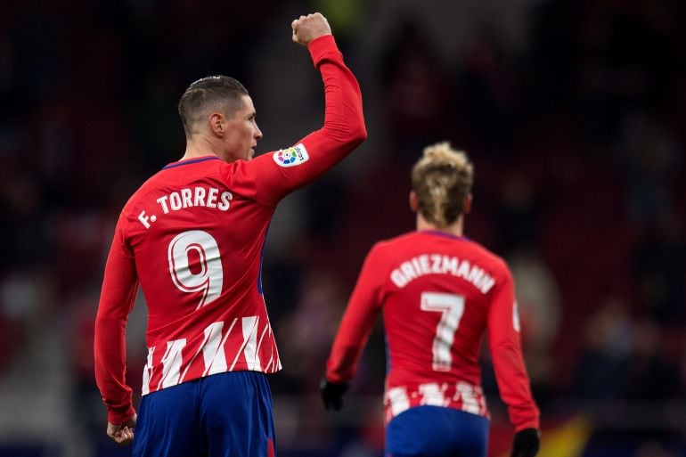 Fernando Torres, junto a Antoine Griezmann tras marcar uno de sus últimos goles con el Atlético.