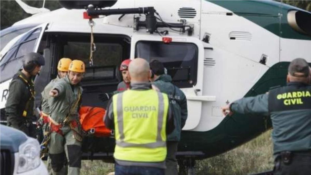 La Guardia Civil rescatando un montañero, en una imagen de archivo