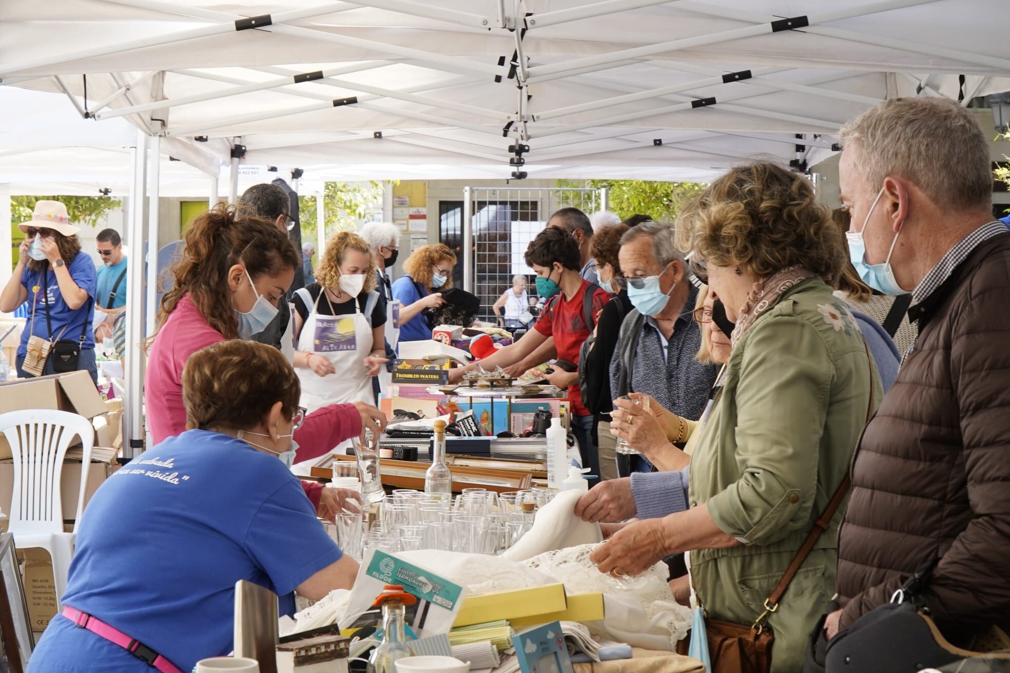 Imagen del Rastrillo Solidario de ADACEA Alicante en la Plaza del Ayuntamiento