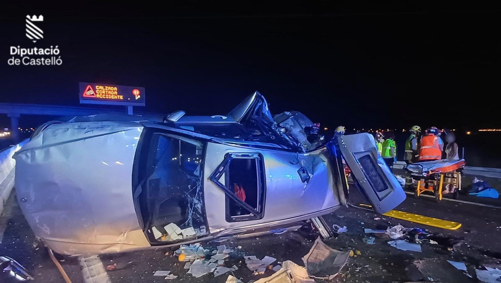 MONCOFA (CASTELLÓN), 30/08/2024.-Un menor de 15 años ha fallecido y catorce personas han resultado heridas, cuatro de ellas graves, en un accidente de tráfico registrado esta noche en la autovía AP-7 a su paso por el término municipal de Moncofa (Castellón). Según ha informado a EFE el Centro de Gestión de Tráfico, el siniestro ha tenido lugar a las 23:50 horas en el punto kilométrico 456 de la AP-7 en Moncofa, cuando, por causas que se investigan, han colisionado tres vehículos que circulaban sentido Castellón.  EFE/ Bombers De Castelló Via X *****SOLO USO EDITORIAL/SOLO DISPONIBLE PARA ILUSTRAR LA NOTICIA QUE ACOMPAÑA (CRÉDITO OBLIGATORIO) *****
