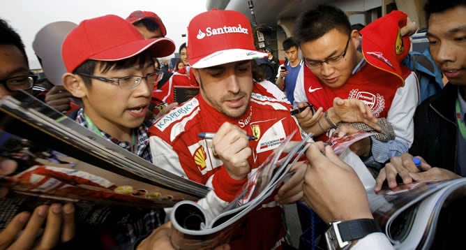 El piloto asturiano de Ferrari firma autógrafos tras ganar en China