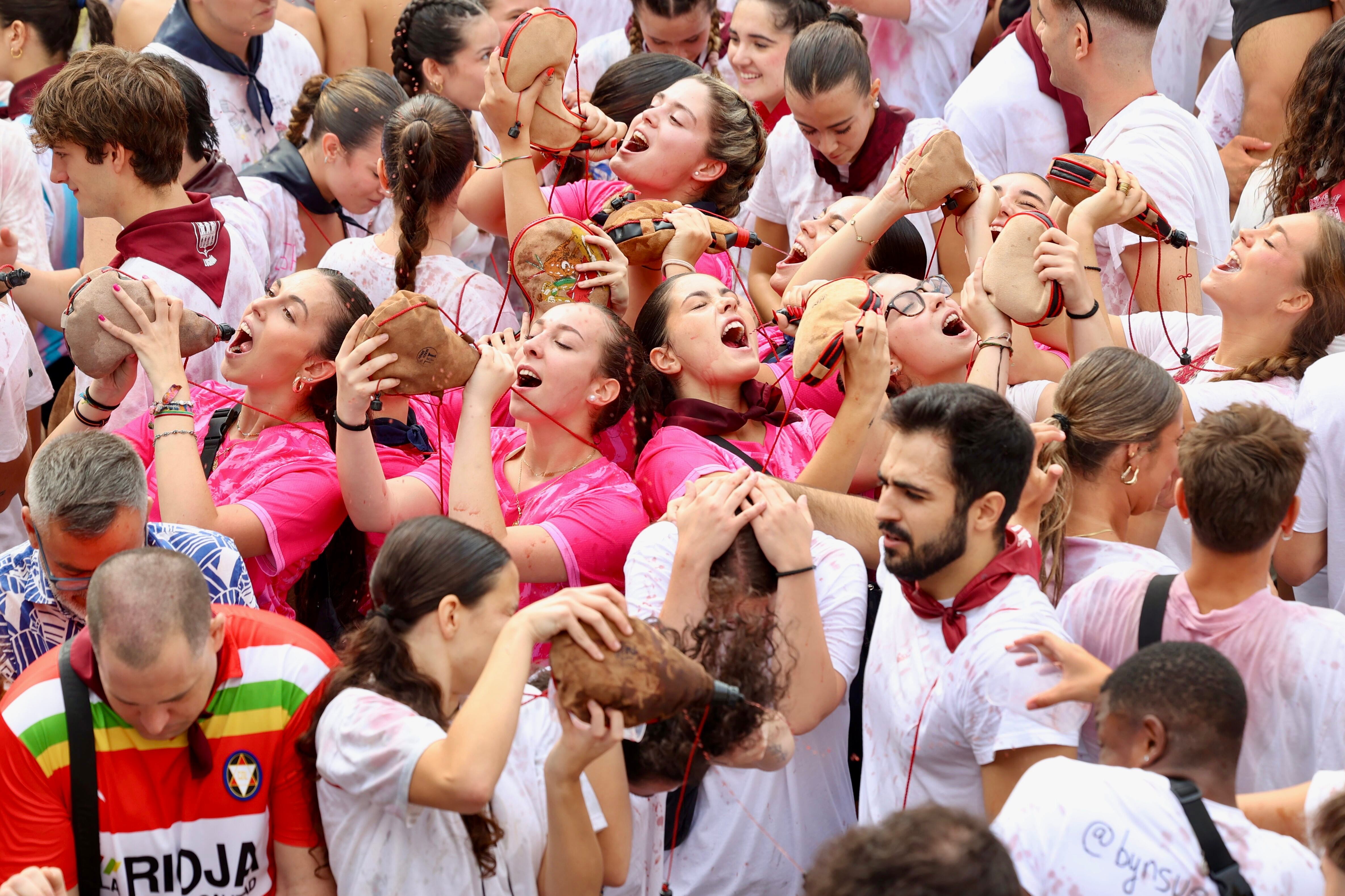 LOGROÑO, 20/09/2025.- Cientos de personas presencian el disparo del cohete que da inicio a las fiestas de San Mateo y de la Vendimia Riojana este sábado en la plaza del Ayuntamiento de Logroño. EFE/Raquel Manzanares
