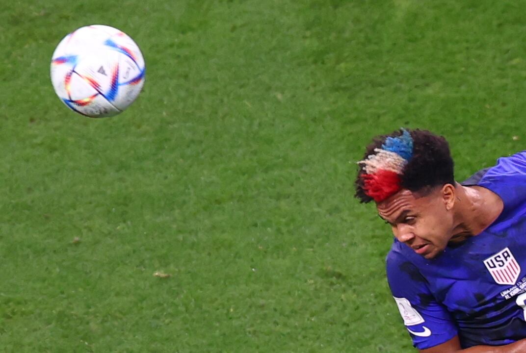 McKennie remata un balón durante el partido.