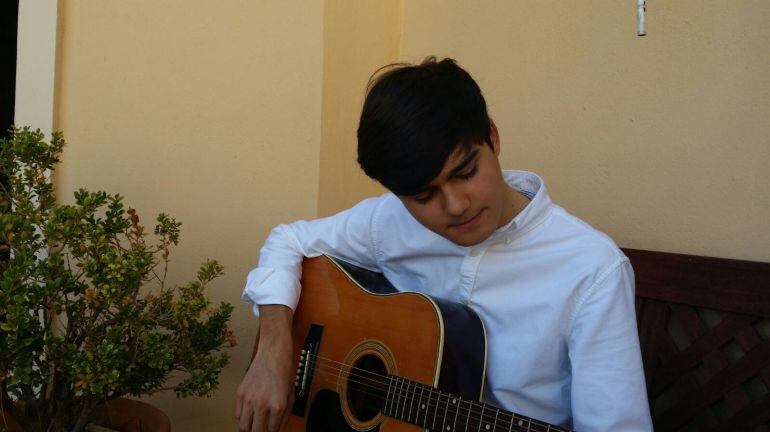 Pablo Morales con una de sus aficiones, tocar la guitarra