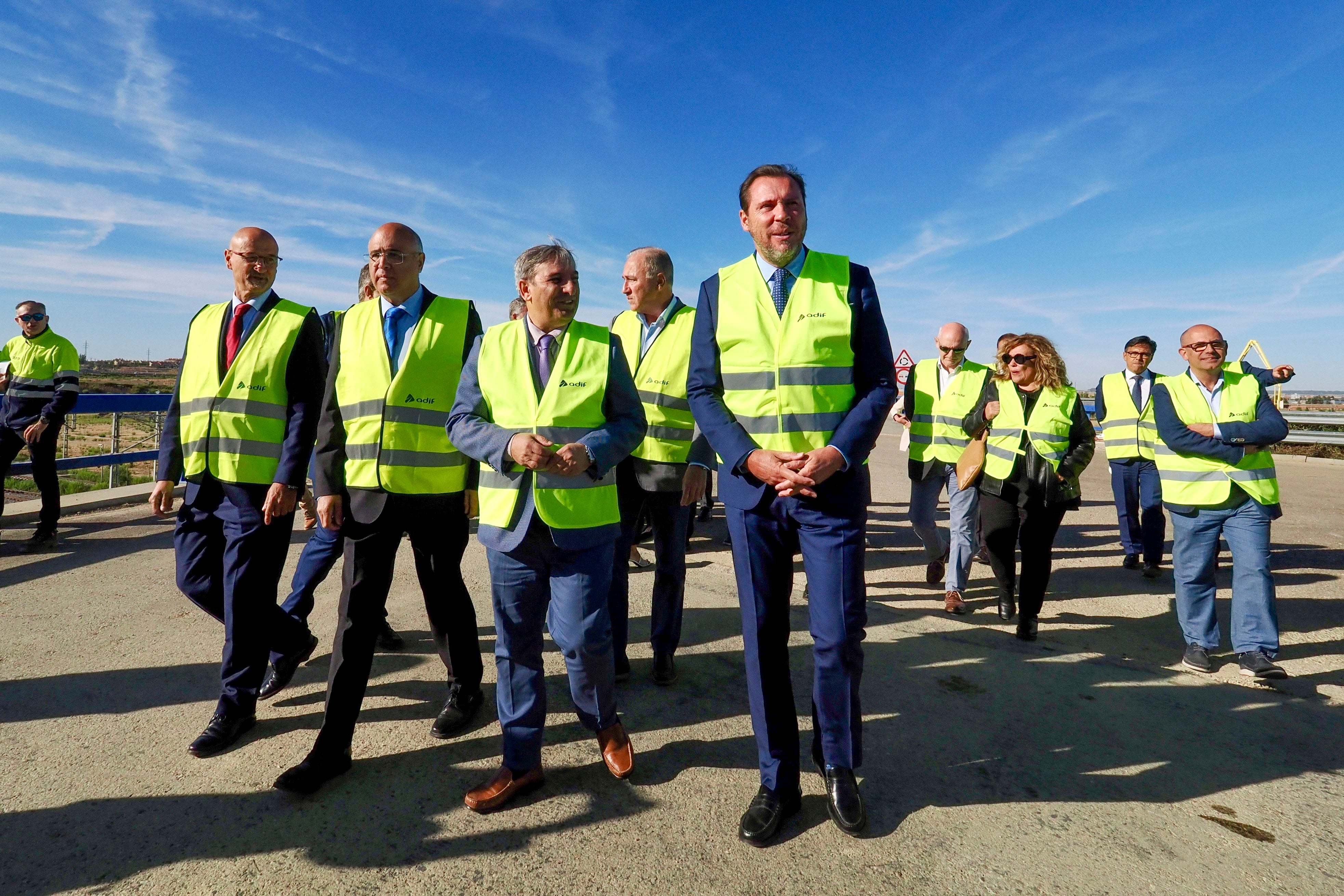 VALLADOLID, 16/09/2024.- El ministro de Transportes y Movilidad Sostenible, Óscar Puente (c), visita este lunes las obras de la nueva estación intermodal de Valladolid para impulsar el tráfico ferroviario de mercancías, en un acto al que asiste también el consejero de Movilidad y Transformación Digital, José Luis Sanz Merino (3i). EFE/R. García
