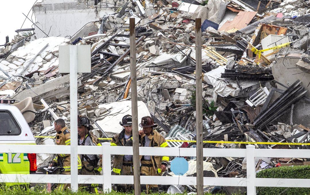 Los equipos de rescate siguen trabajando para sacar a personas entre los escombros del edificio en Miami