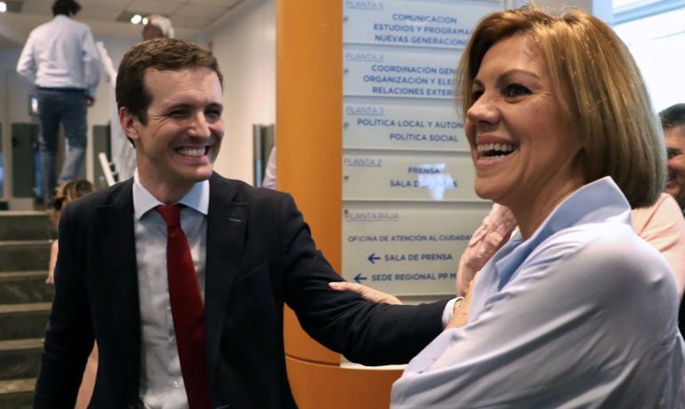 Los candidatos a presidir el Partido Popular, María Dolores de Cospedal y Pablo Casado, durante la presentación de avales, en la sede del partido en Madrid.