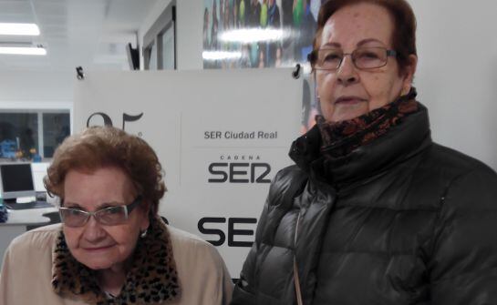 Mercedes y Concha en los estudios de la Cadena SER de Ciudad Real