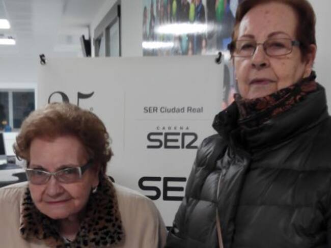 Mercedes y Concha en los estudios de la Cadena SER de Ciudad Real